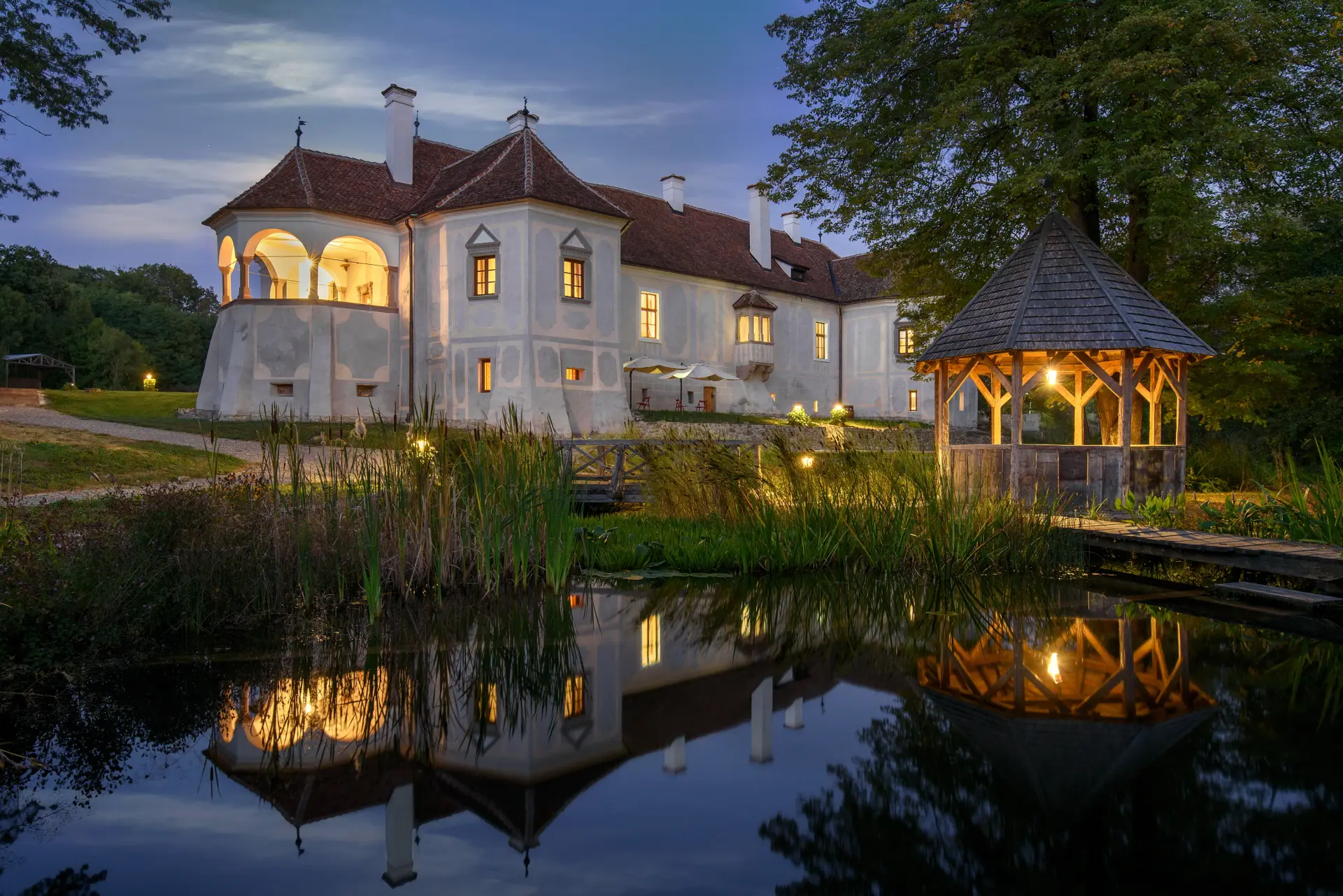 A Kálnoky castle illuminated after dark